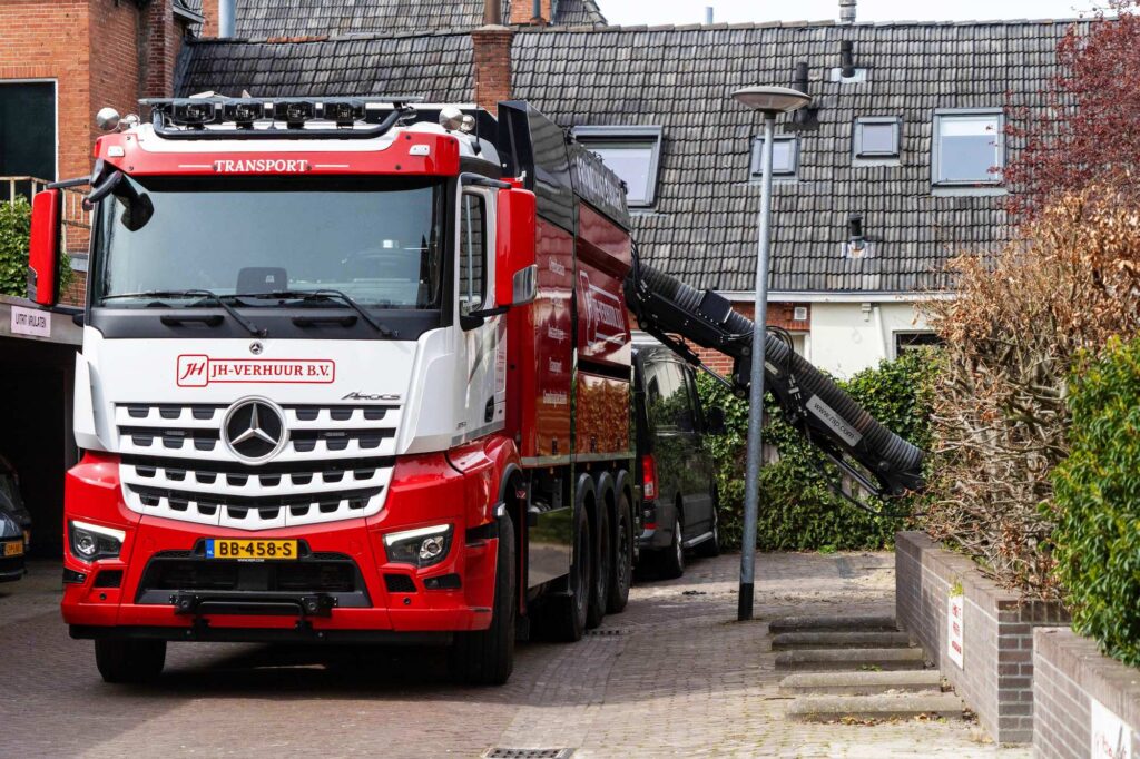 VAN ZUIGAUTO, KRANEN, BESTRATING TOT AFVALCONTAINERS